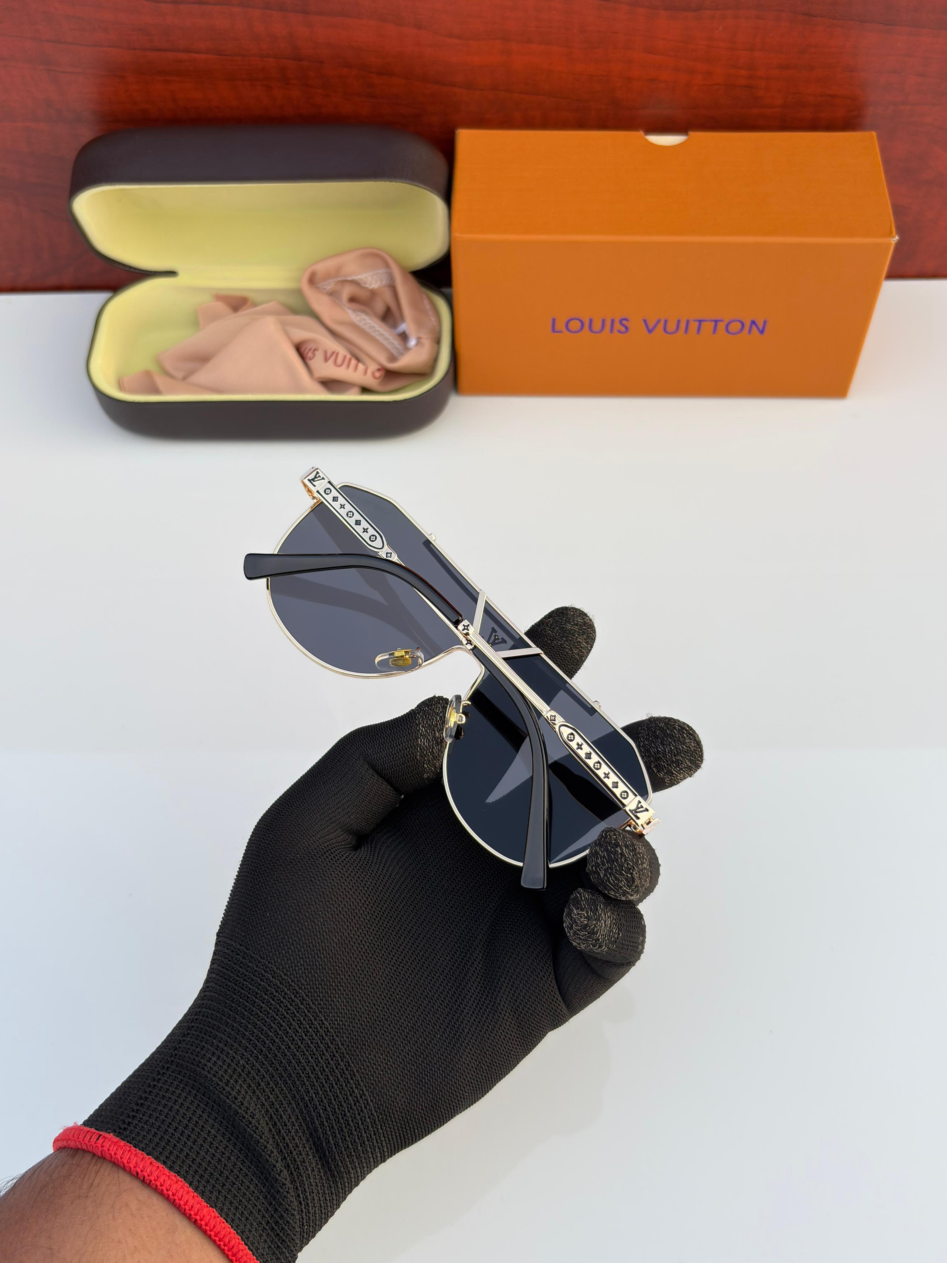 Loui.s Vuitton 22295 Gold Black