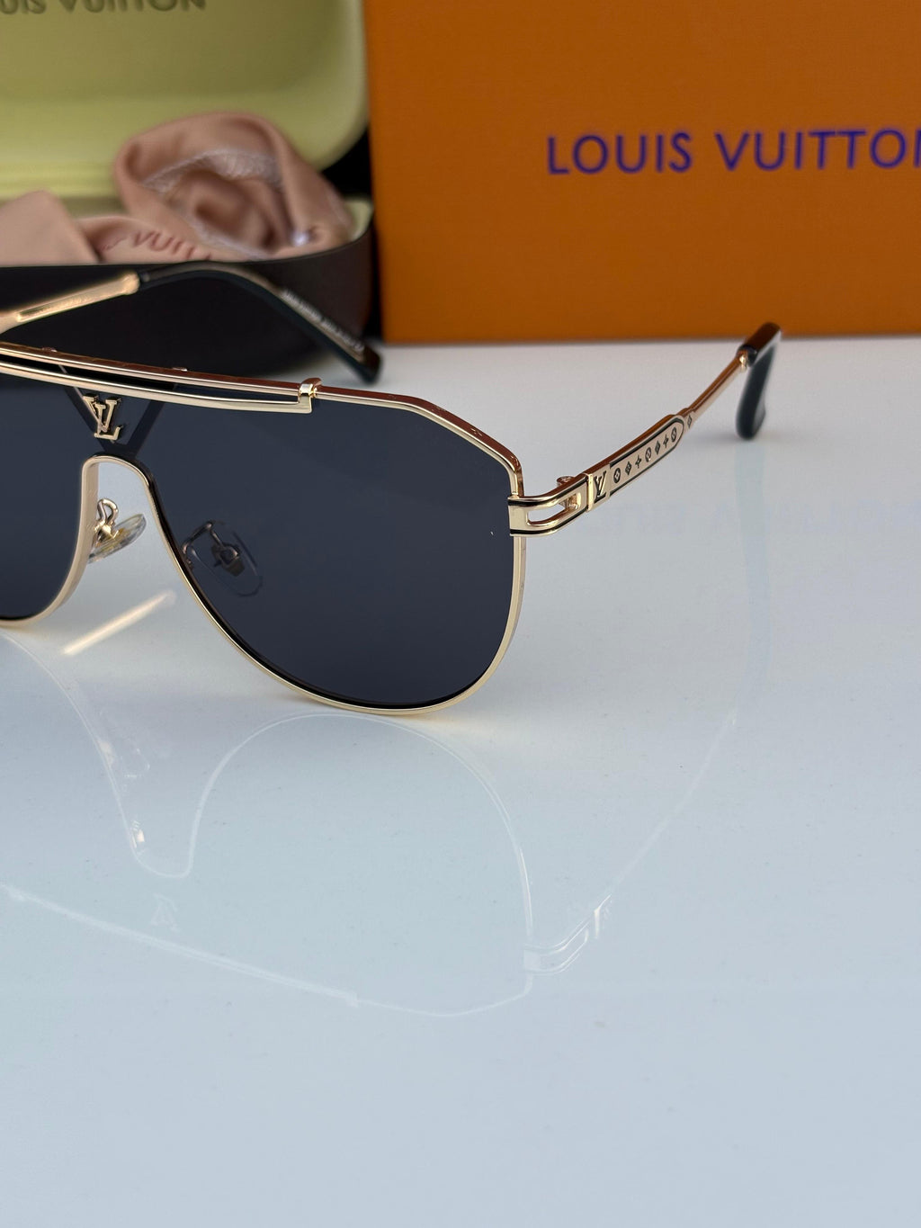 Loui.s Vuitton 22295 Gold Black