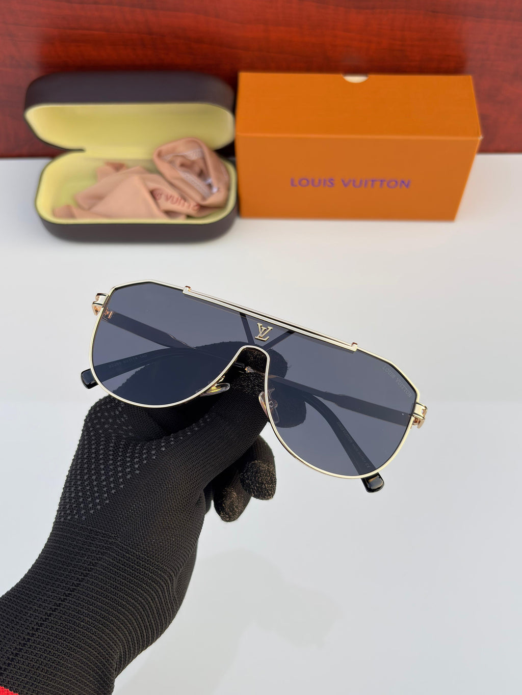 Loui.s Vuitton 22295 Gold Black