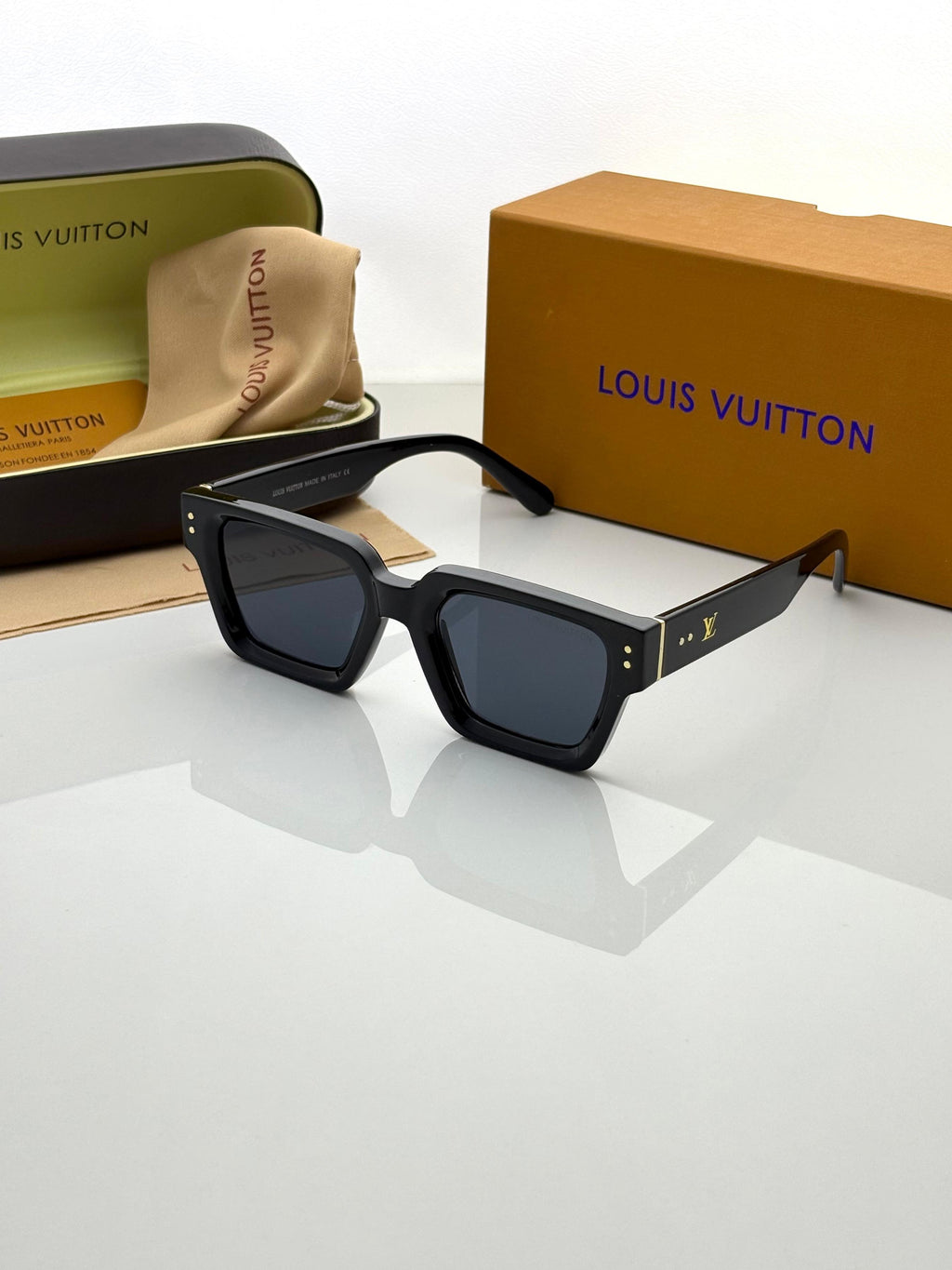 Louis Vuitton 35104 Black
