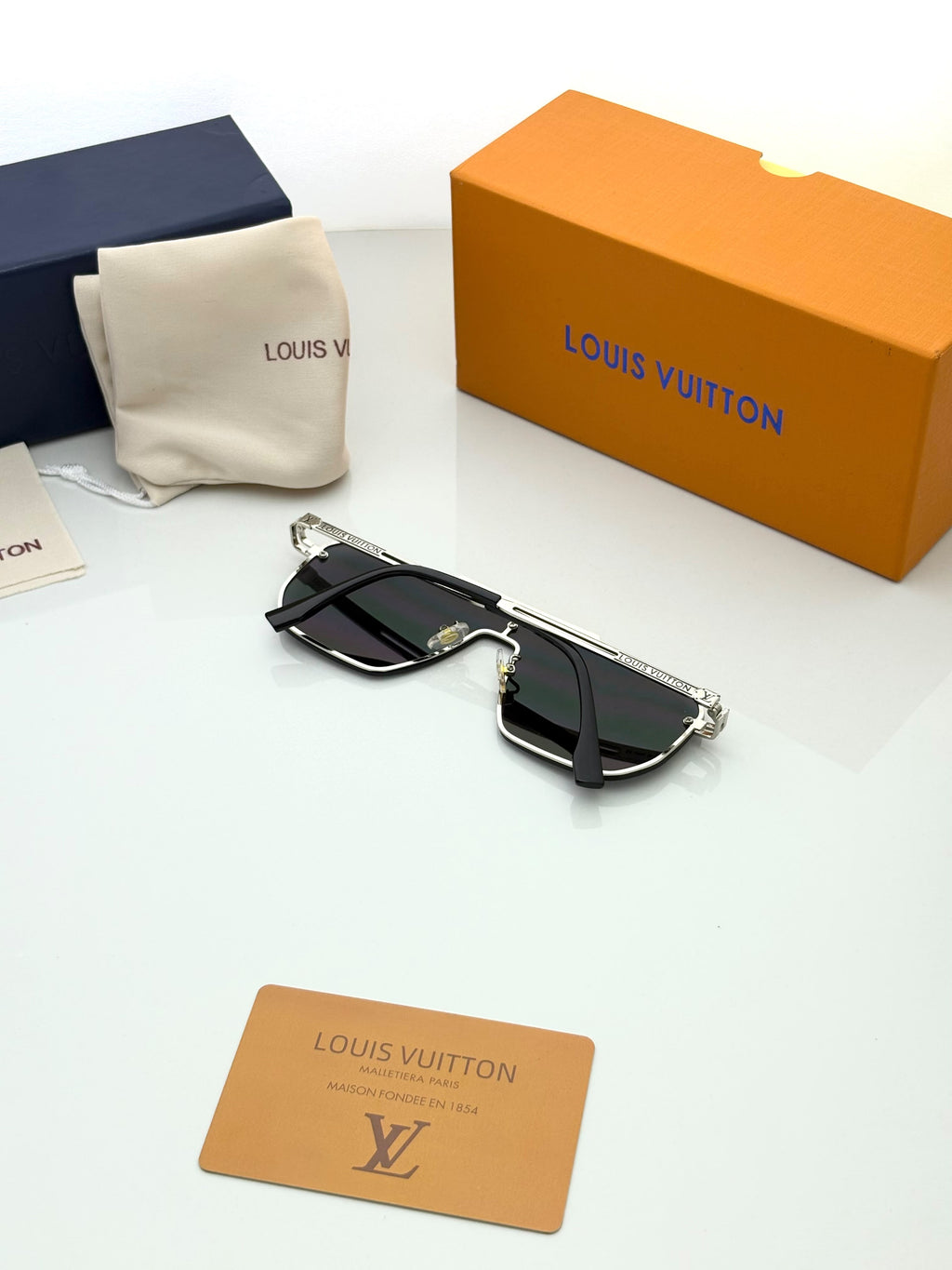 Louis Vuitton 24027 Silver Black